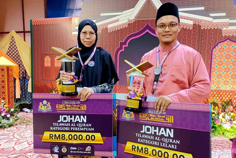 Muhammad Khairi (kanan) dan Normawaty menerima cek hadiah wang tunai RM8,000, pakej umrah dan piala iringan pada majlis penyampaian hadiah sempena Majlis Tilawah dan Hafazan Al-Quran peringkat negeri 2024 di Auditorium Masjid Al Azim, Bukit Palah, malam tadi. - Foto: Bernama