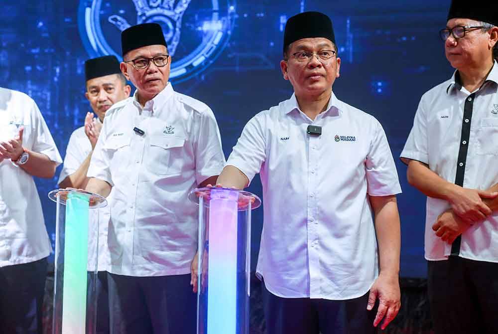 Menteri Besar Pahang, Datuk Seri Wan Rosdy Wan Ismail bersama Menteri di Jabatan Perdana Menteri (Hal Ehwal Agama) Datuk Dr Mohd Na&#039;im Mokhtar menyempurnakan gimik Pra Pelancaran Majlis Tilawah dan Hafazan Al Quran (MTHQK) Peringkat Kebangsaan Tahun 1445H / 2024M disini pada Sabtu. Foto Bernama