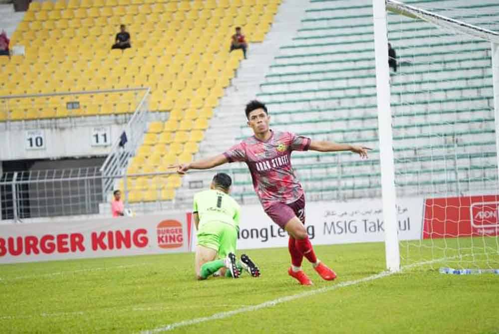 Syafiq meraikan jaringan pertama Kedah yang dihasilkan ketika permainan memasuki minit pertama menentang PDRM dalam aksi Liga Super di Selayang pada Sabtu. Foto FB KDA FC.