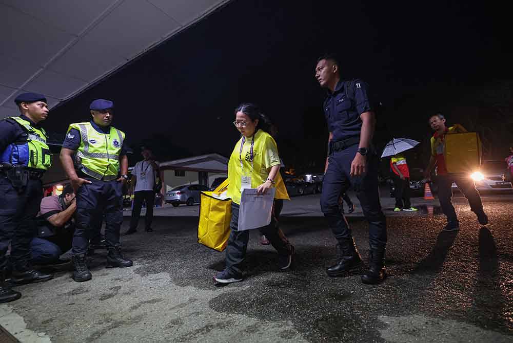 Petugas SPR membawa peti undi ke Pusat Penjumlahan Rasmi Undi sempena PRK DUN Kuala Kubu Baharu di Dewan Serbaguna dan Kompleks Sukan Daerah Hulu Selangor. - Foto Bernama