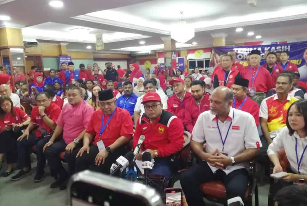 Amirudin (tiga dari kanan) pada sidang akhbar di Command Centre Perpaduan Bangunan UMNO Hulu Selangor pada Sabtu.