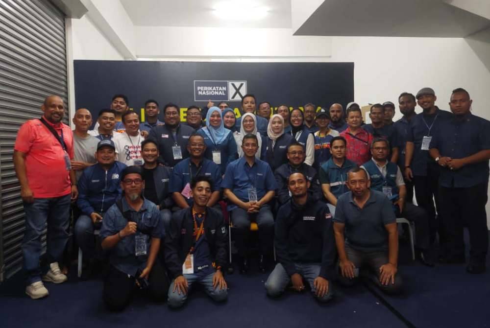 Azmin bergambar bersama petugas dan jentera parti di Bilik Gerakan Utama PN di Bandar Utama Batang Kali, Hulu Selangor pada malam Sabtu selepas keputusan PRK Kuala Kubu Baharu diumumkan.