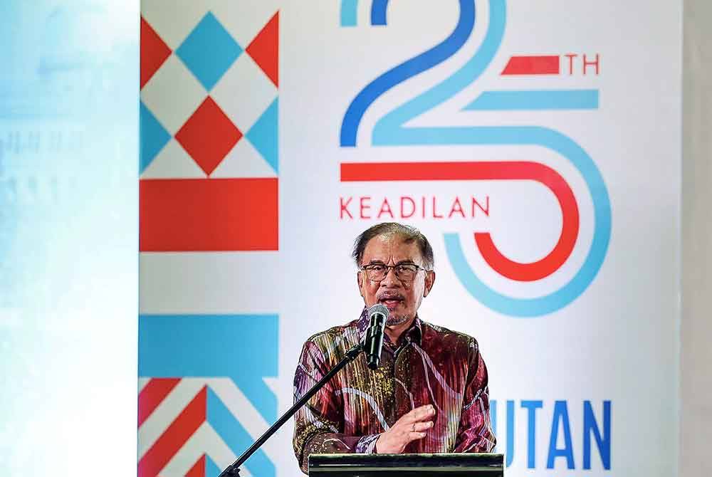 Perdana Menteri yang juga Presiden Parti Keadilan Rakyat (PKR) Datuk Seri Anwar Ibrahim menyampaikan ucapan pada Sambutan 25 Tahun Keadilan di Sentul Depot malam ini. Foto Bernama