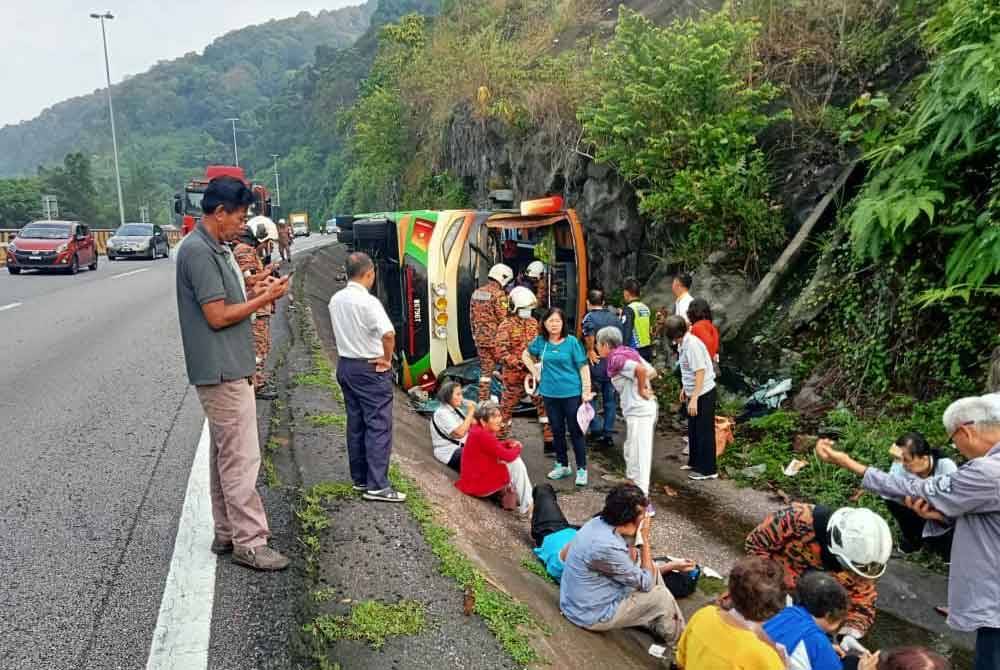 Seramai 41 penumpang dan pemandu bas dilaporkan mengalami kecederaan dalam kemalangan berhampiran Terowong Menora di Ipoh. Foto ihsan JBPM Perak