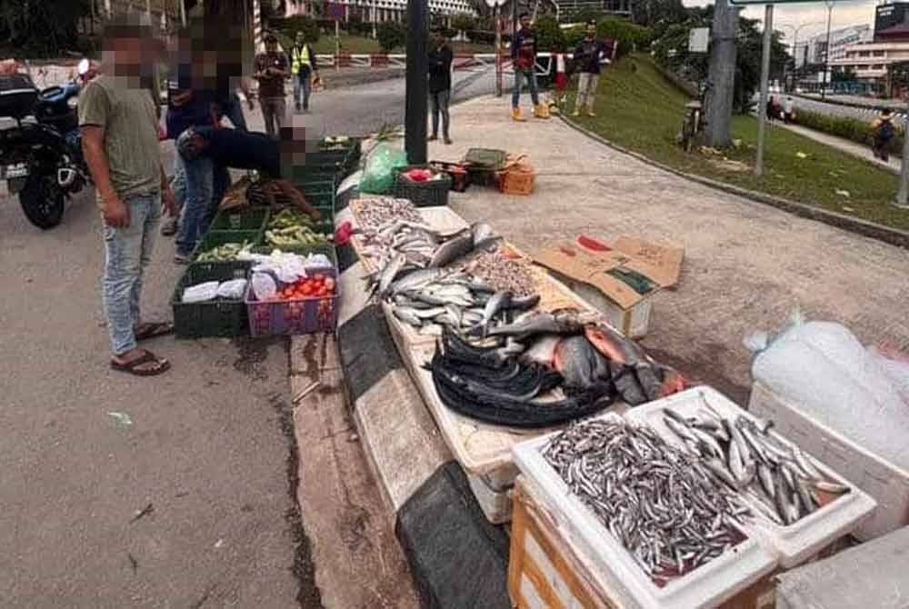 Penjaja warga asing digempur selepas tular di media sosial menjual sayur-sayuran dan telur di kaki lima jalan.