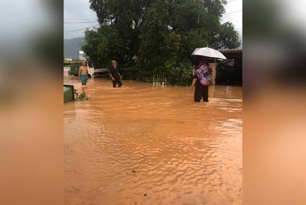 Kejadian banjir lumpur pada 30 April lalu menyebabkan laluan rumah penduduk bertukar menjadi &#039;sungai merah&#039;. Foto ihsan pembaca