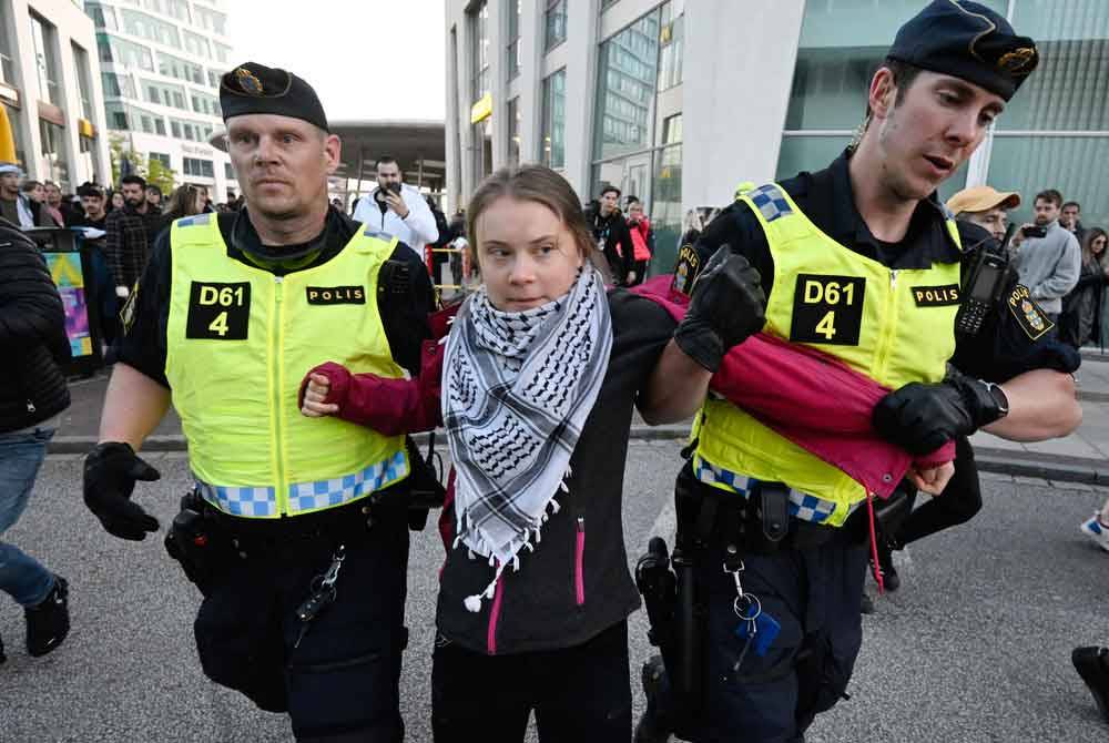 Aktivis iklim, Greta Thunberg turut ditahan selepas berkumpul secara aman bagi menyatakan bantahan terhadap penyertaan Israel dalam pertandingan nyanyian Eurovision 2024 di Malmo, Sweden pada Sabtu. Foto AP