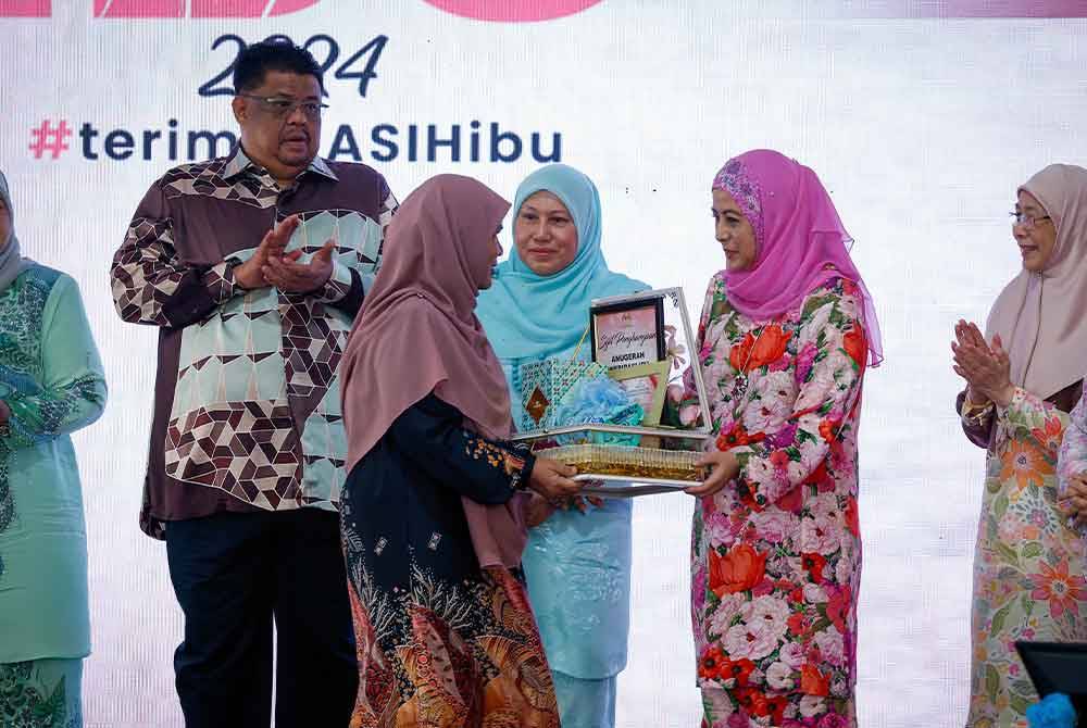 Raja Zarith Sofiah berkenan menyampaikan Anugerah Inspirasi Ibu kepada Rahmah Mohtar (tiga, kiri) pada majlis Sambutan Hari Ibu Peringkat Kebangsaan 2024 di Pusat Keluarga Lembaga Penduduk dan Pembangunan Keluarga Negara (LPPKN) Ayer Keroh pada Ahad. Turut hadir, Toh Puan Asmah (empat, kiri), Nancy (kanan), Ab Rauf (dua, kiri) bersama Zuriyah (kiri) dan Dr Wan Azizah.
-- fotoBERNAMA (2024) HAK CIPTA TERPELIHARA