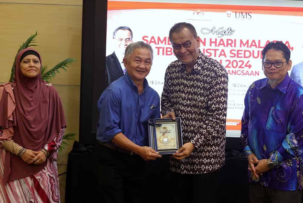 Dr Dzulkefly menyampaikan Anugerah Tokoh Malaria Kebangsaan 2024 kepada Yusof (dua, kiri) sempena sambutan Hari Malaria, Tibi dan Kusta Sedunia 2024 peringkat kebangsaan di UMS, pada Ahad. Foto Bernama