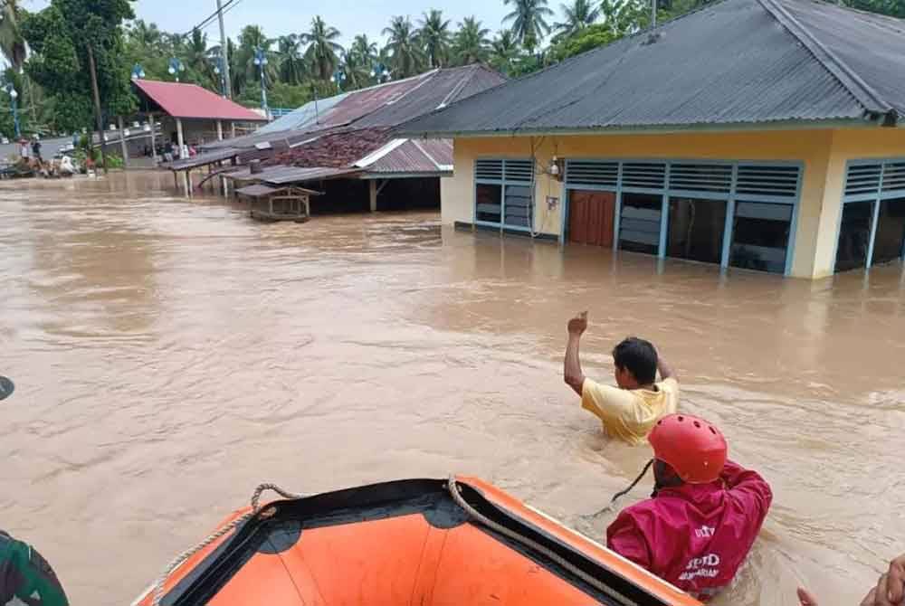 Banjir yang melanda daerah Agam, Padang dan Tanah Datar di Sumatera Barat pada Sabtu malam telah meragut 22 nyawa, mencederakan tujuh orang dan menyebabkan dua individu hilang.