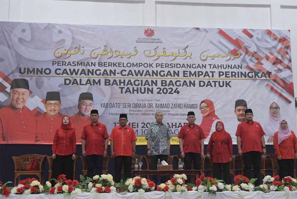 Ahmad Zahid (empat dari kiri) ketika hadir menyempurnakan Perasmian Berkelompok Persidangan UMNO Cawangan-Cawangan Bahagian Bagan Datuk Tahun 2024 di Dewan Perdana Kompleks UMNO Bagan Datuk, Sungai Sumun.