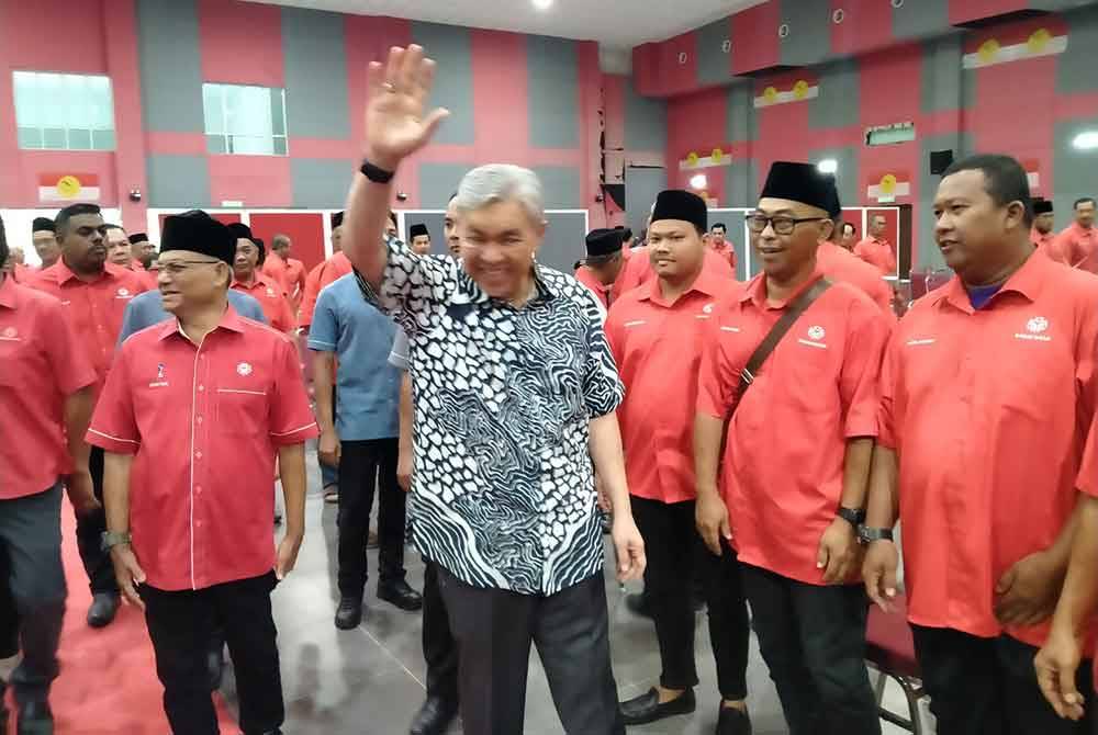 Ahmad Zahid (dua dari kiri) ketika hadir menyempurnakan Perasmian Berkelompok Persidangan UMNO Cawangan-Cawangan Bahagian Bagan Datuk Tahun 2024 di Dewan Perdana Kompleks UMNO Bagan Datuk, Sungai Sumun pada Ahad.