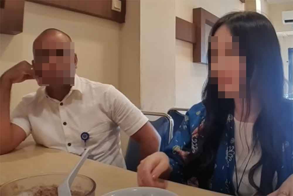 Tangkap layar klip video seorang pegawai kerajaan (kiri) mengajak YouTuber wanita Korea Selatan ke hotel tular. Foto Agensi