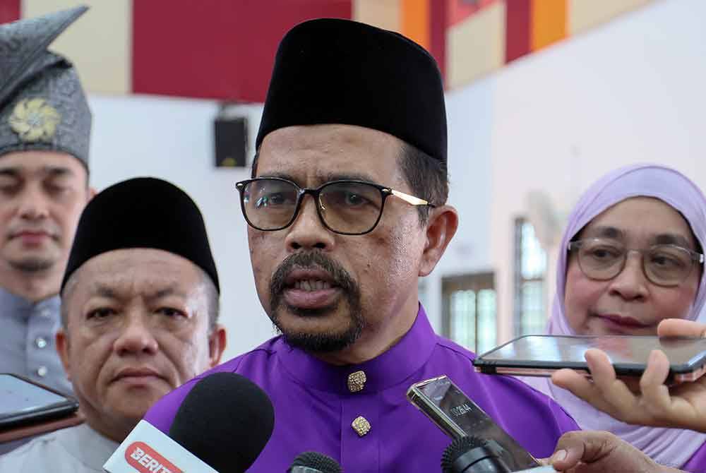 Adnan ditemui media semasa menghadiri majlis Hari Penjawat Awan Terengganu dan Majlis Santunan Budi Cuepacs di Tok Jiring pada Ahad. Foto Bernama