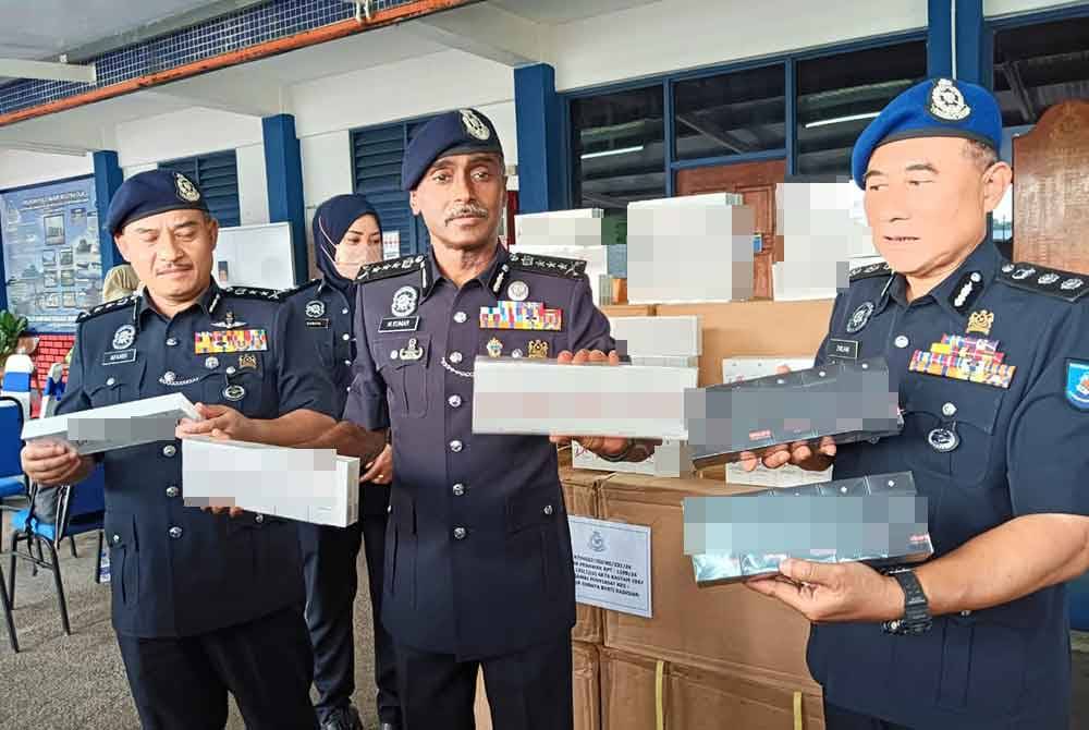 Kumar (tengah) menunjukkan rokok seludup yang dirampas di sebuah pondok di tepi pantai selepas sidang akhbar di Markas PPM Wilayah Dua, Tampoi, Johor Bahru pada Ahad