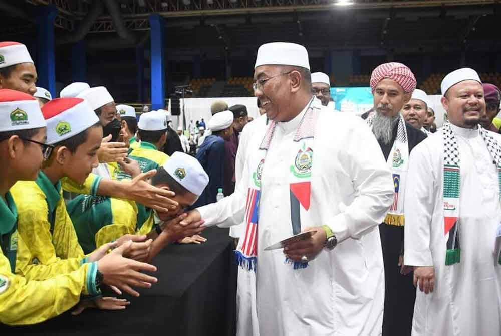 Muhammad Sanusi beramah mesra dengan kanak-kanak yang turut hadir memeriahkan Festival al-Quran di Stadium Sultan Abdul Halim.