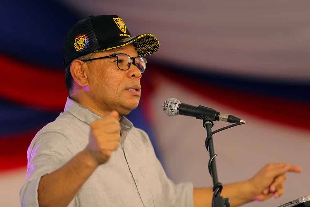 Saifuddin Ismail berucap pada Majlis Peluncuran Kampung Angkat Madani KDN Kampung Beng di Jeti Pengkalan Pipit, hari ini. Foto Bernama