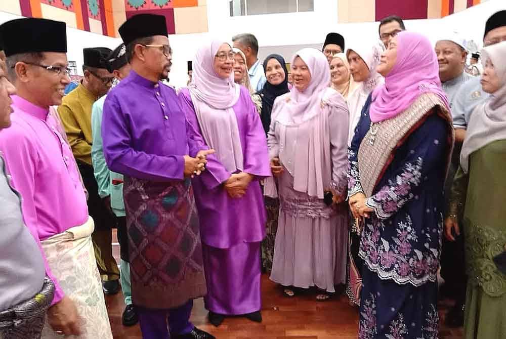 Adnan (dua dari kiri) ketika menghadiri Majlis Hari Penjawat Awam Negeri Terengganu Bersama Datuk Dr Presiden Cuepacs Malaysia di Dewan Masyarakat Tok Jiring, di Kuala Nerus pada Ahad.