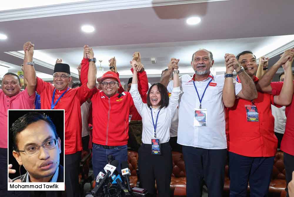 Menteri Besar Selangor, Datuk Seri Amirudin Shari meraikan kemenangan calon Pakatan Harapan, Pang Sock Tao yang diumumkan sebagai Ahli Dewan Undangan Negeri (ADUN) Kuala Kubu Bharu yang baharu pada sidang media di Bangunan UMNO Bahagian Hulu Selangor pada malam Sabtu. Foto Bernama