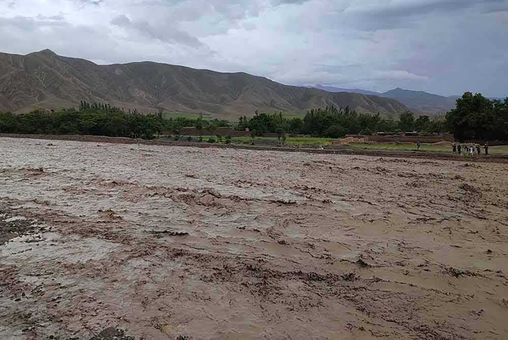 Aliran sungai dipenuhi lumpur selepas banjir kilat di perkampungan Logariha di daerah Nahrin.