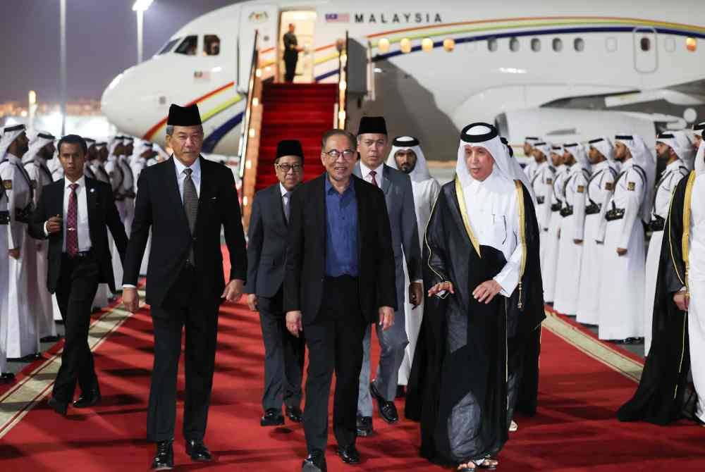 Ketibaan Anwar dan delegasi disambut oleh Timbalan Menteri Luar Negeri Qatar, Sultan bin Saad Al Muraikhi. Foto Bernama