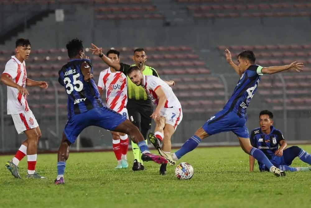 Pemain KL City, Jovan Morika (tiga dari kanan) diasak pertahanan Kuching City dalam aksi Liga Super 2024/25 di Stadium Bolasepak Kuala Lumpur malam tadi. Foto Bernama