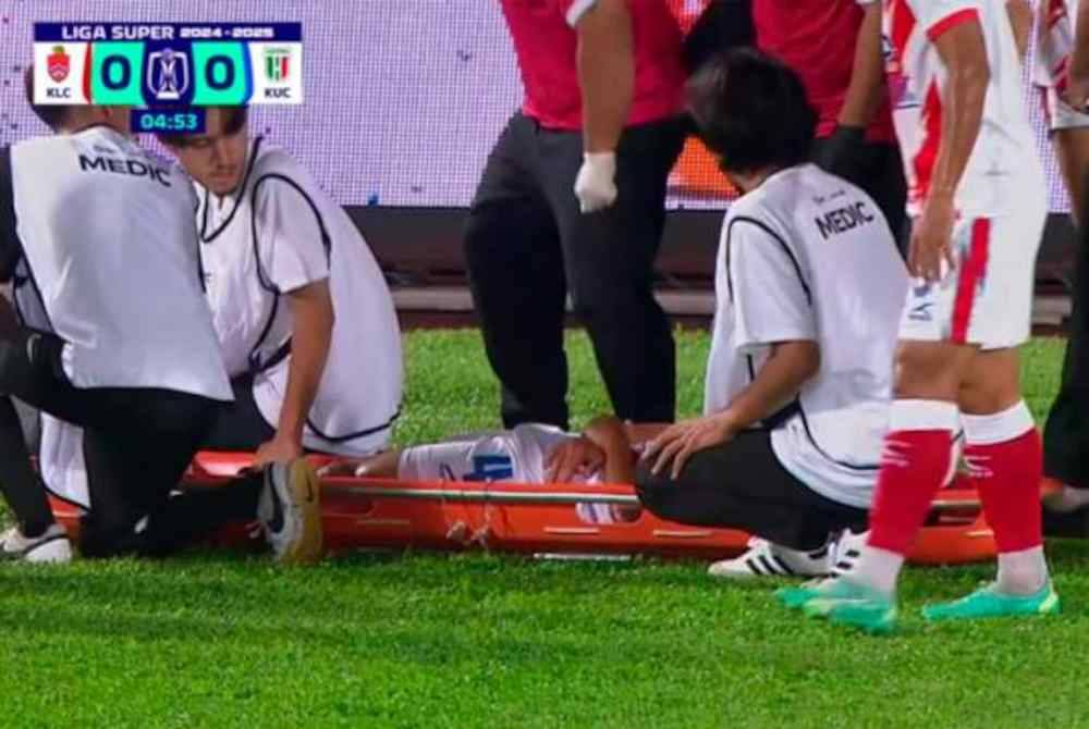 Kamal Azizi Mohamad Zabri patah tangan, malam tadi selepas bola sepakan pemain pertahanan Kuching City terkena tangan kanannya. Foto Awani