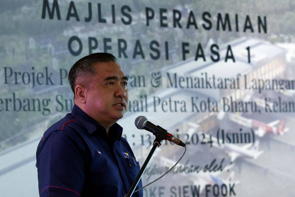 Anthony ketika berucap pada Majlis Perasmian Operasi Fasa 1 Projek Pembesaran dan Menaik Taraf Lapangan Terbang Sultan Ismail Petra (LTSIP), pada Isnin. Foto Bernama 