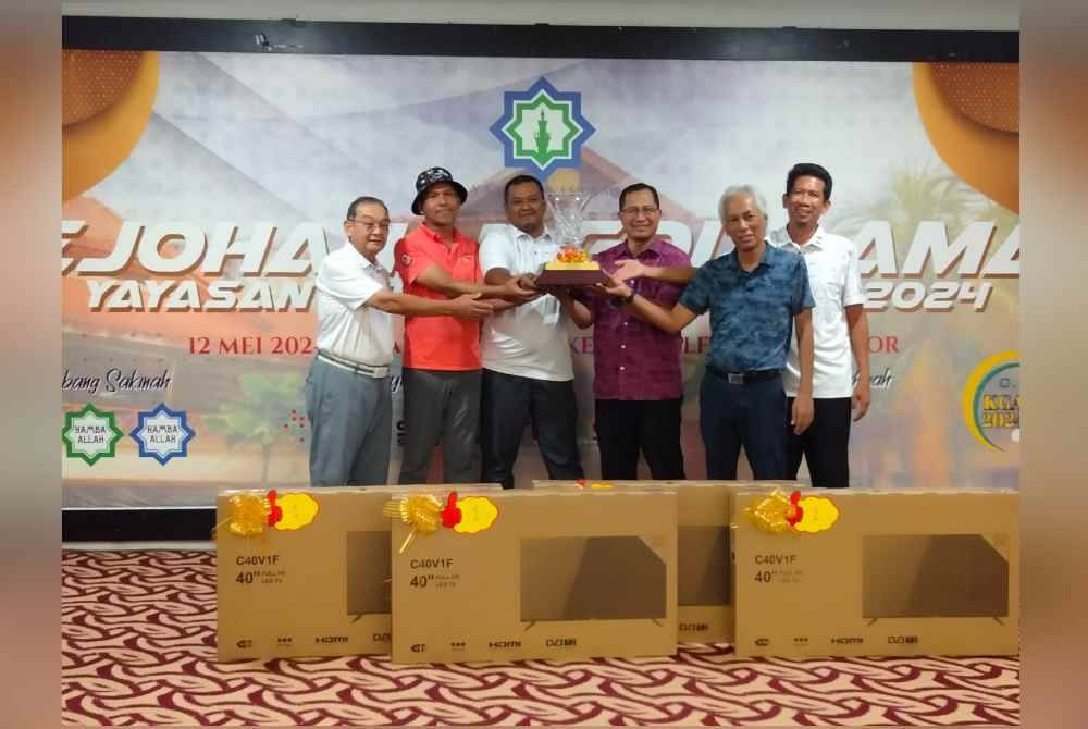 Hadiah kepada pemenang disampaikan Datuk Bandar Petaling Jaya, Datuk Mohamad Zahri Samingon (tiga kanan). dan Mazlan (kiri sekali).