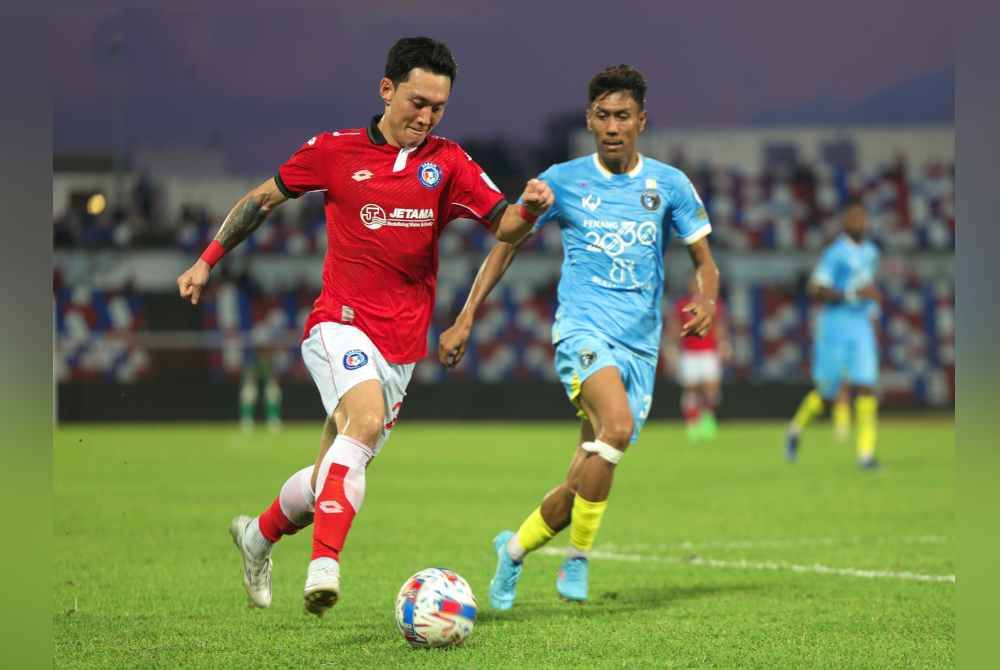 Pemain Sabah FC, Kwang Min Ko (kiri) bersaing dengan pemain pertahanan Penang FC Nabil Ahmad Latpi pada pembukaan saingan Liga Super antara Sabah FC menentang Penang FC di Stadium Likas, malam tadi. Foto Bernama