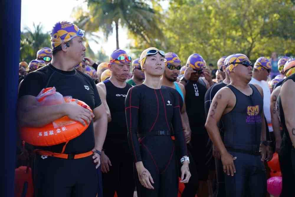 Sebahagian daripada 400 peserta yang mengenakan sut renang mesra syariah pada kejohanan Kapas-Marang Swimathon yang diadakan Sabtu lalu. Foto Facebook Beautiful Terengganu Malaysia