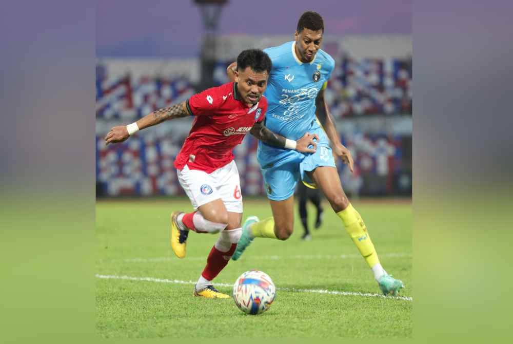 Pemain Sabah FC, Saddil Ramdani (kiri) cuba melepasi kawalan pertahanan Pulau Pinang FC pada pembukaan saingan Liga Super antara Sabah FC menentang Penang FC di Stadium Likas . Foto Bernama