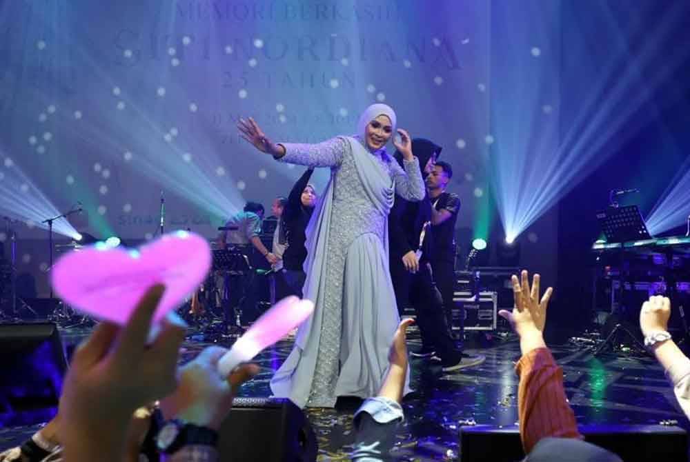 Hampir tiga dekad sebagai penyanyi, Siti Nordiana kekal memukau ketika menghiburkan peminat dalam konsert &#039;Memori Berkasih Siti Nordiana 25 Tahun&#039; yang berlangsung di sini pada Sabtu malam. Foto Bernama