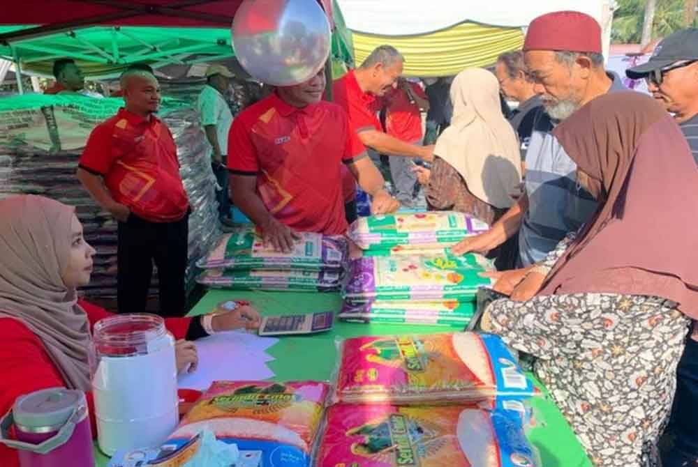 Sebanyak 20 tan beras putih tempatan habis dijual dalam masa hampir empat jam menerusi Program Jualan Agro Madani oleh Lembaga Pertubuhan Peladang (LPP), di sini pada Isnin. Foto Bernama