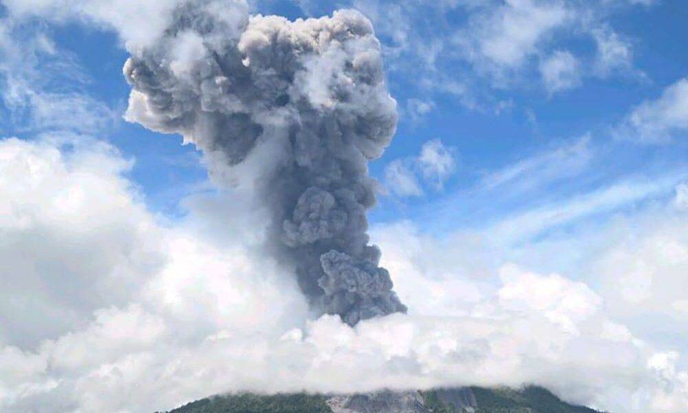 Gunung berapi Ibu di Pulau Halmahera, di wilayah Maluku utara, Indonesia timur, meletus pada Isnin sekitar jam 9 pagi waktu tempatan selama kira-kira lima minit, menerbangkan abu setinggi 5,000 meter di atas puncaknya.