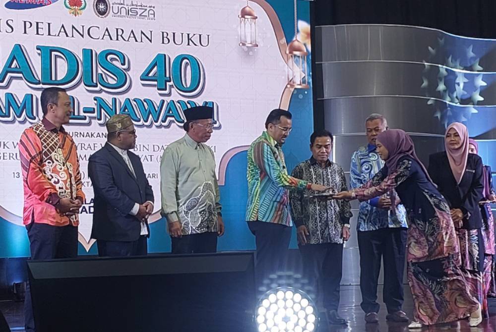 Asyraf Wajdi (tengah) ketika Majlis Pelancaran Buku Hadis 40 Imam al-Nawawi di Dewan Al-Muktafi Billah Shah UniSZA pada Isnin.