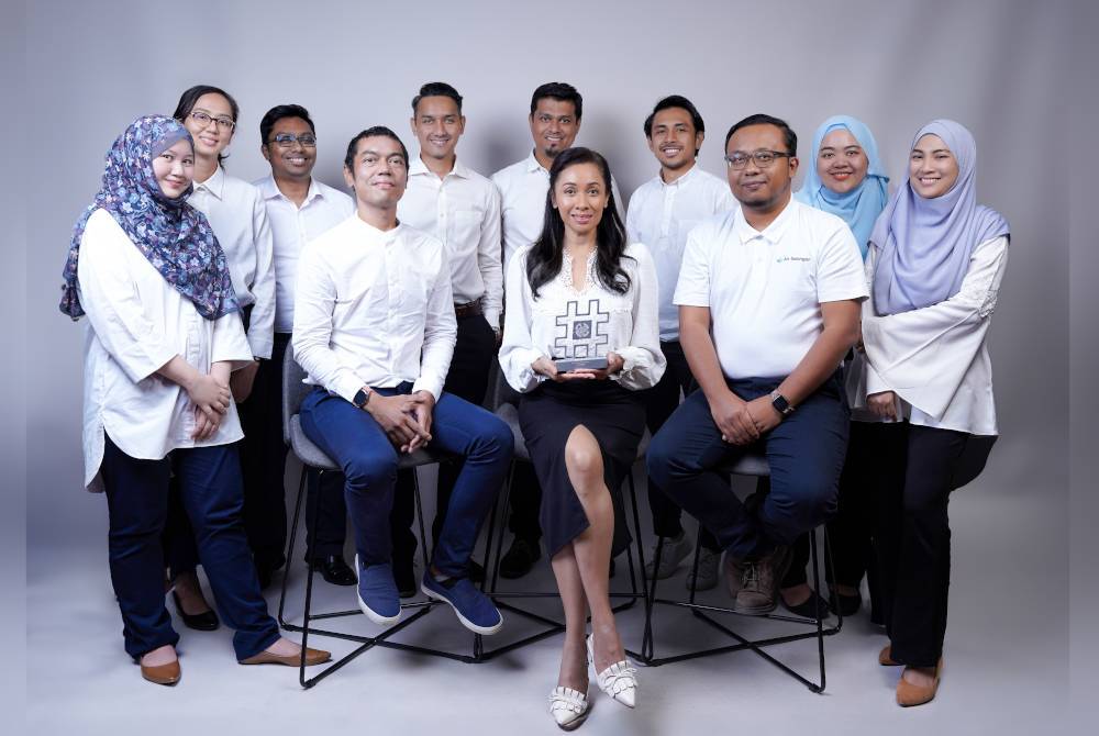 Elina (duduk, tengah) bersama kakitangan Air Selangor meraikan kemenangan Air Selangor menerusi kategori Pengurusan Krisis Media Sosial Terbaik di Hashtag Asia Awards 2024 edisi ke-3 yang diadakan di Singapura, pada 3 Mei lalu.