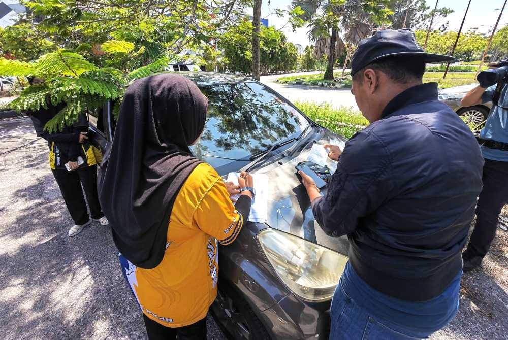 Penuntut IPT yang menjalankan perkhidmatan kereta sapu dikenakan saman.