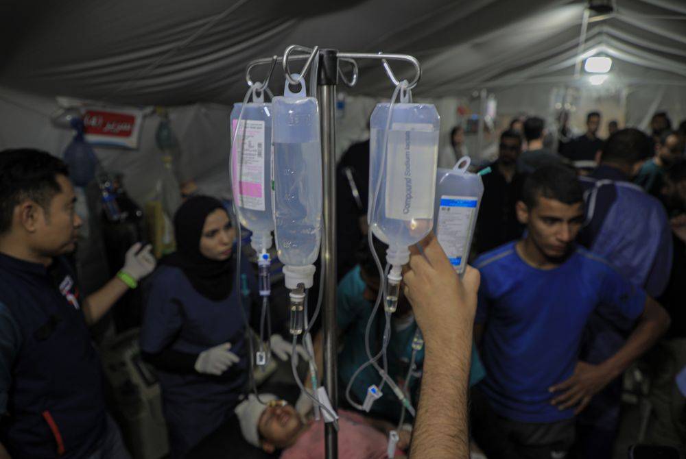 Petugas perubatan sedang merawat pesakit di klinik sementara di bandar Rafah, selatan Semenanjung Gaza, pada 8 Mei lalu. Foto Xinhua