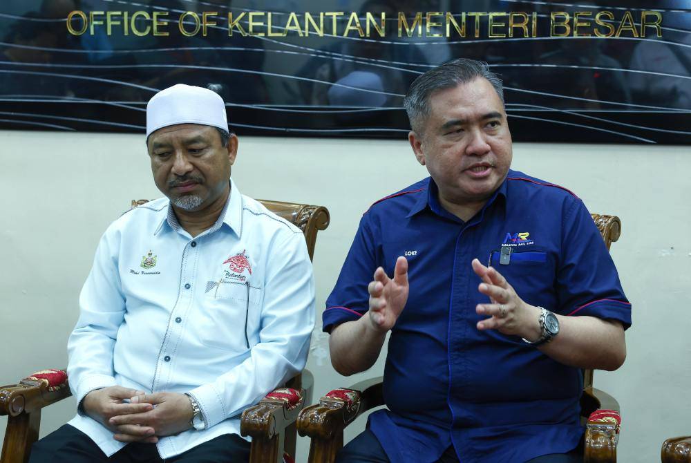 Anthony Loke (kanan) bersama dengan Menteri Besar Kelantan, Datuk Mohd Nassuruddin Daud ketika sidang media selepas mengadakan mesyuarat di Pejabat Menteri Besar Kelantan di Kompleks Kota Darul Naim pada Isnin. Foto Bernama