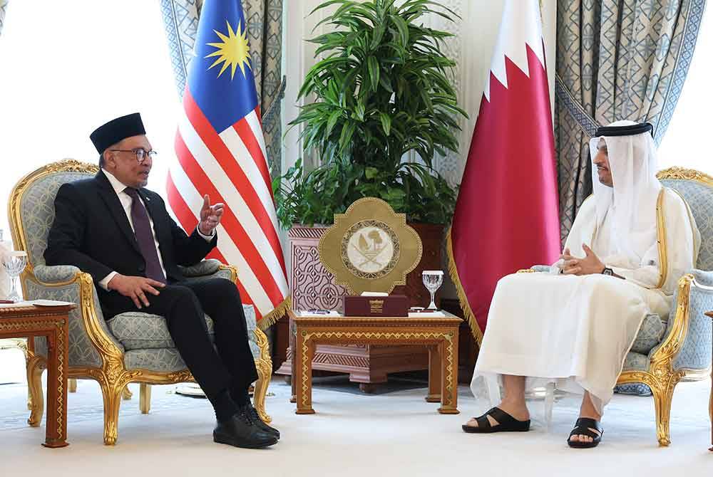 Anwar mengadakan pertemuan bersama Perdana Menteri Qatar yang juga Menteri Luar, Sheikh Mohammed bin Abdulrahman Al Thani di Amiri Diwan hari ini. Foto Bernama