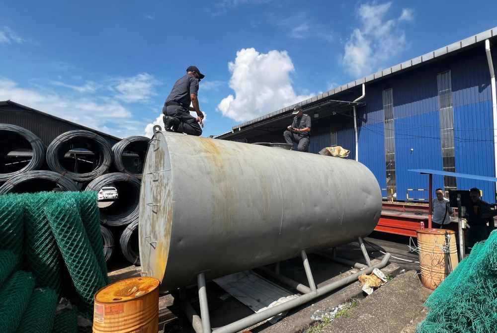 Anggota penguat kuasa KPDN Pahang melakukan pemeriksaan ke atas minyak diesel bersubsidi yang ditemui di sebuah kilang memproses keluli di Gebeng di Kuantan, 11 Mei lalu.