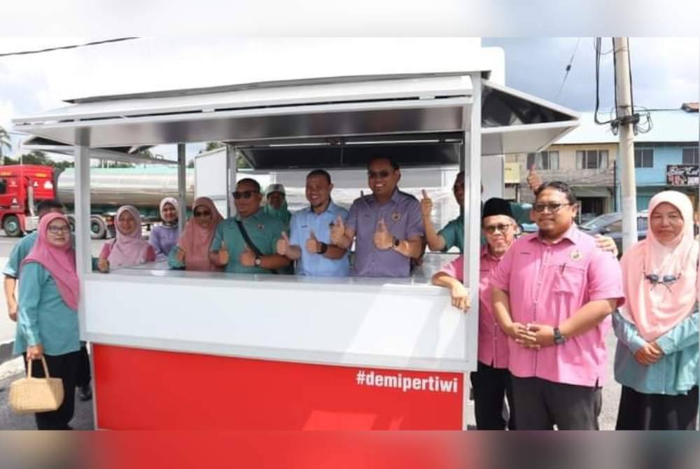 Pemberian MyKiosk di Kuala Pilah pada tahun lalu.