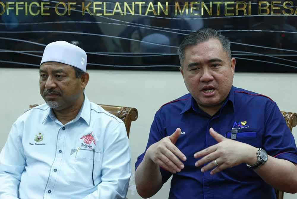 Anthony Loke bersama Mohd Nassuruddin ketika sidang akhbar selepas mengadakan mesyuarat di Pejabat Menteri Besar Kelantan di Kompleks Kota Darul Naim hari ini. - Foto: Bernama