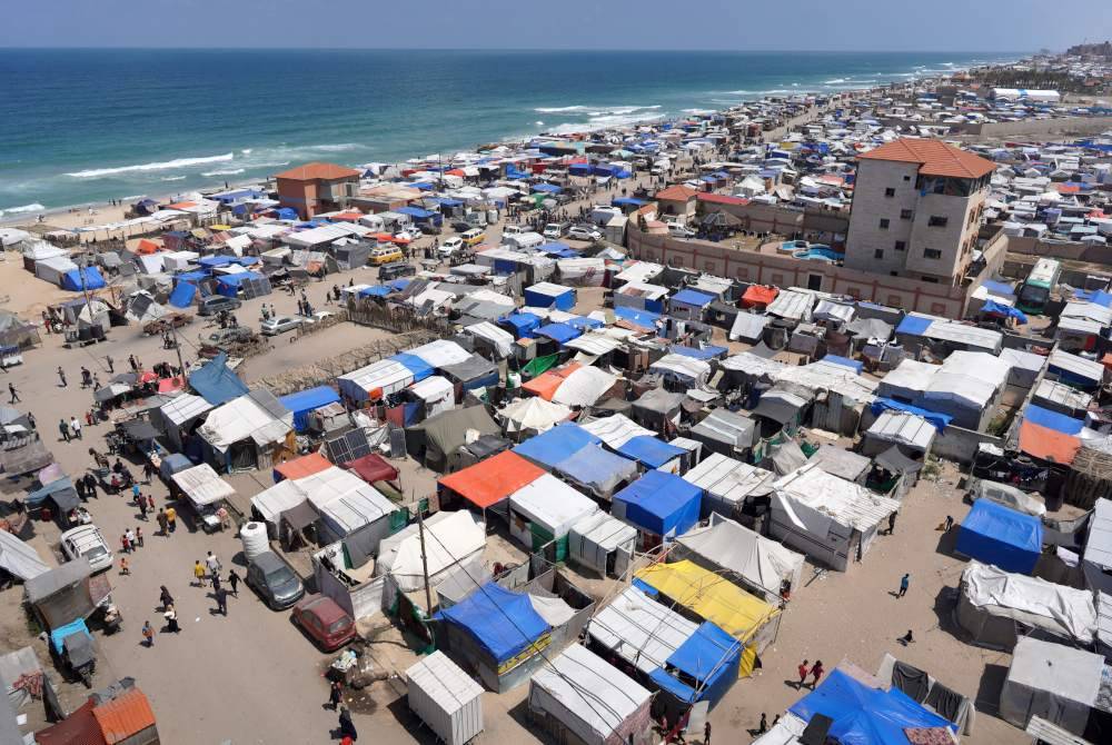 &#039;Zon selamat&#039; yang ditetapkan Israel di sepanjang pantai di Deir el-Balah di tengah Genting Gaza kini sesak dengan kira-kira 300,000 penduduk yang diarah berpindah. Foto AFP