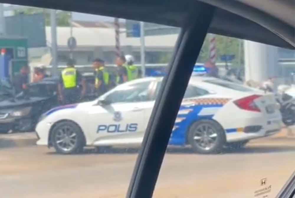 Tangkap layar video tular yang memaparkan kejayaan polis menahan kereta suspek.