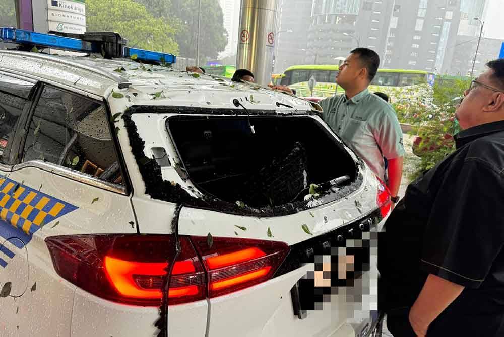 Ab Rauf melihat kenderaan Proton X70 yang dinaiki polis pengiring yang dihempap pokok di Jalan Pinang, Kuala Lumpur.