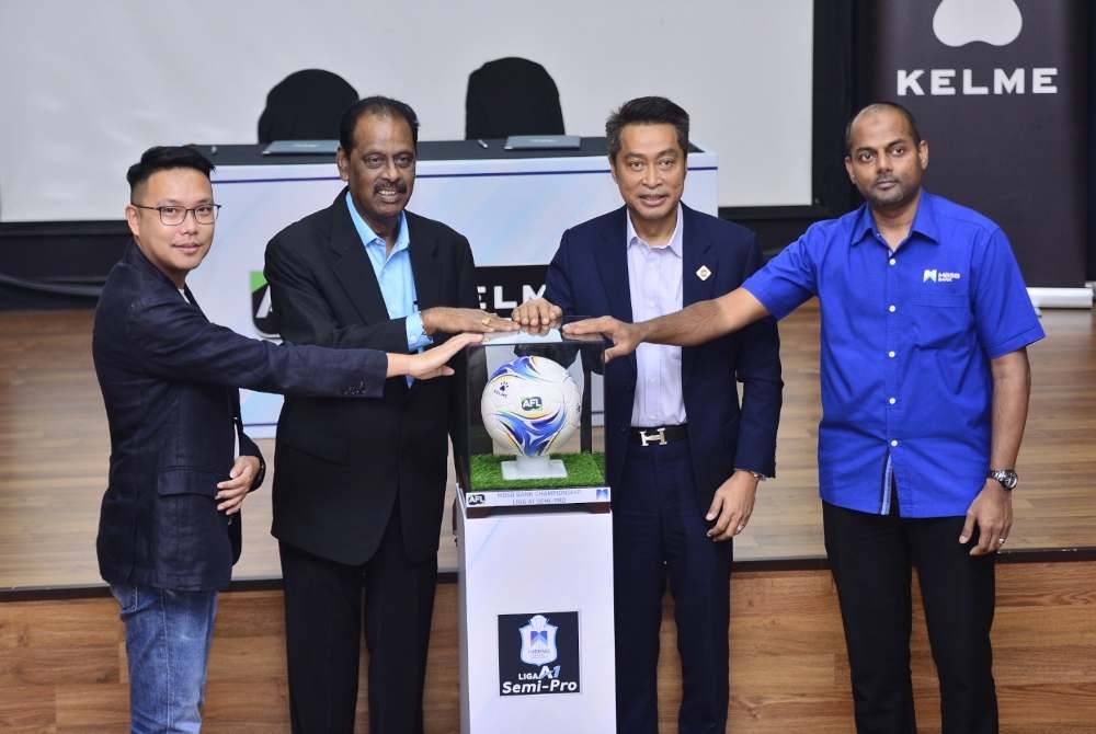 Dari kiri, Louis Fun, Sivasundaram, Adly Shah ketika majlis Pelancaran Bola Rasmi Liga A1 Semi-Pro Kejuaraan MBSB Bank 2024/25 di Wisma FAM pada Isnin.