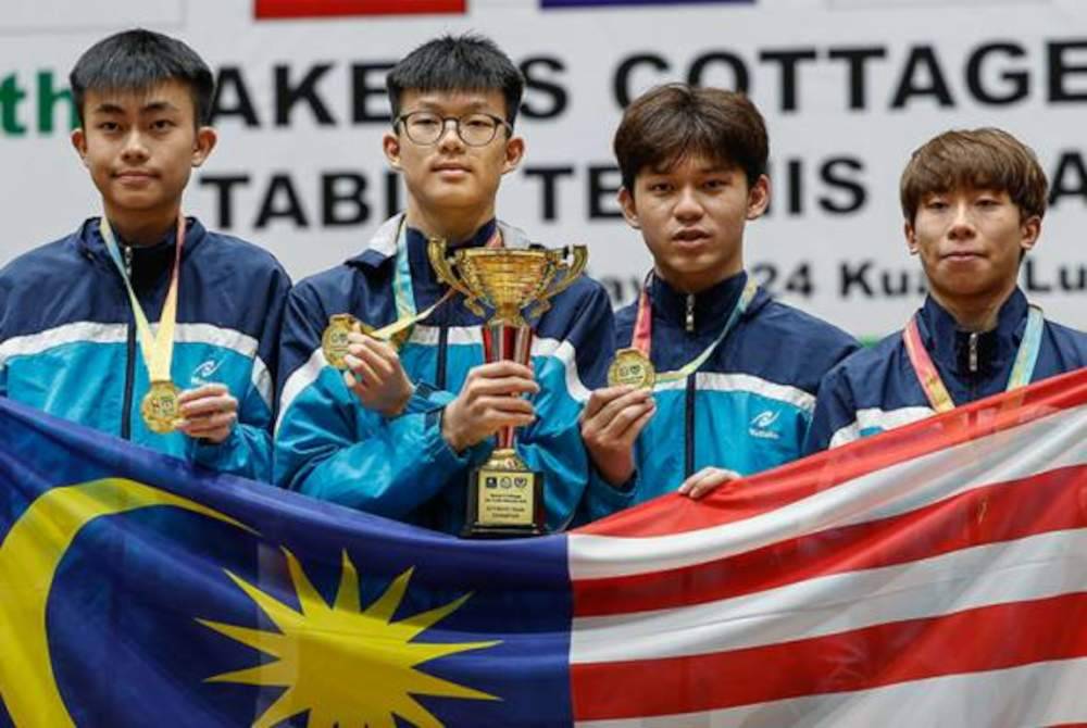 Pemain negara meraikan kemenangan selepas tewaskan pasukan Vietnam pada kategori bawah 19 tahun berpasukan pada Kejohanan Pingpong 28th Asia Tenggara Baker&#039;s Cottage 2024 di Arena Tan Sri Hamzah Majlis Olimpik Malaysia hari ini. Foto Bernama