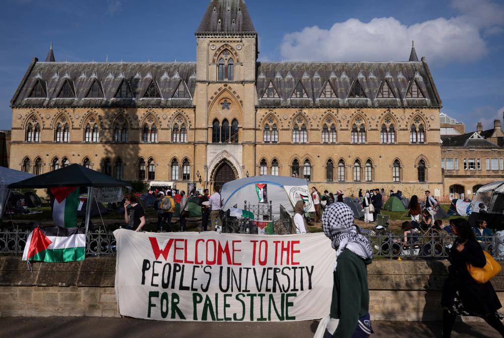 Kain rentang tertera &#039;selamat datang ke universiti rakyat untuk Palestin&#039; di Oxford University di timur England.